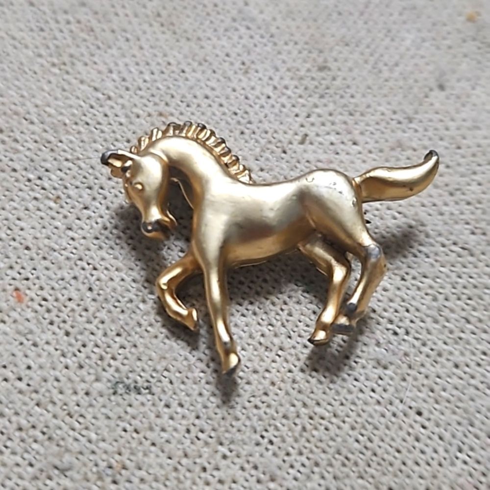 Vintage Equestrian Horse Matte Gold Tone Hunter Jumper Pin